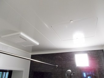 ブラックの落ち着いたバスルームにLIXILアライズ Zタイプ